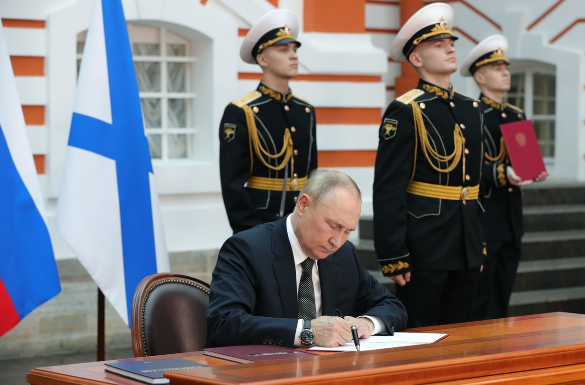 Russian President Vladimir Putin signs the decrees approving the Naval Doctrine and the Ship Charter of the Russian Navy in the St. Petersburg State History Museum at the Peter and Paul Fortress befor ...