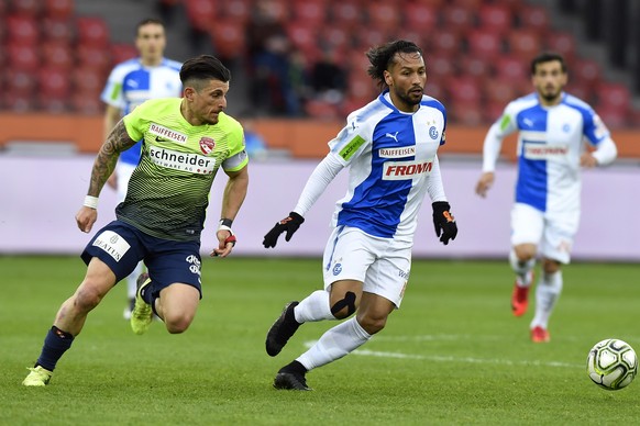 Der Grasshopper Jeffren Suarez, rechts, gegen den Thuner Dennis Hediger, links, beim Fussballspiel der Super League Grasshopper Club Zuerich gegen den FC Thun im Stadion Letzigrund in Zuerich am Samst ...