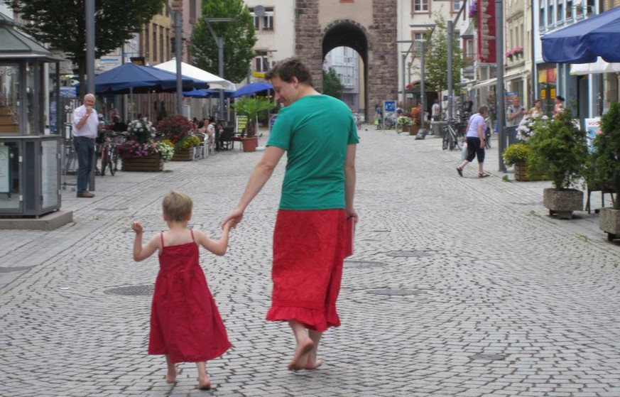 Blogger Nils Pickert mit seinem Sohn im Rock.