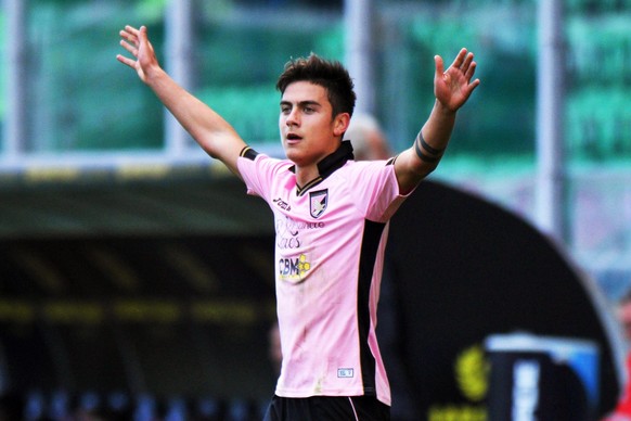 epa04548469 Palermo&#039;s forward Paulo Dybala celebrates after scoring the 3-0 lead from the penalty spot during the Italian Serie A soccer match between US Palermo and Cagliari Calcio at Renzo Barb ...