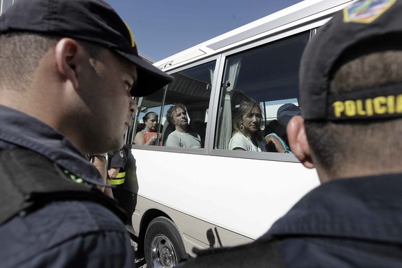 Die Touristen, die das Unglück überlebt haben, werden in einem Bus weggefahren.&nbsp;