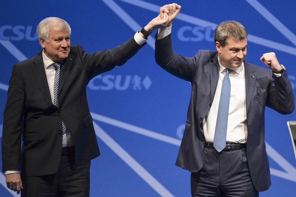 epa06393085 Bavarian Prime Minister and head of the Christian Social Union (CSU) party, Horst Seehofer (L), and Bavarian Finance Minister Markus Soeder of the Christian Social Union (R) demonstrate th ...