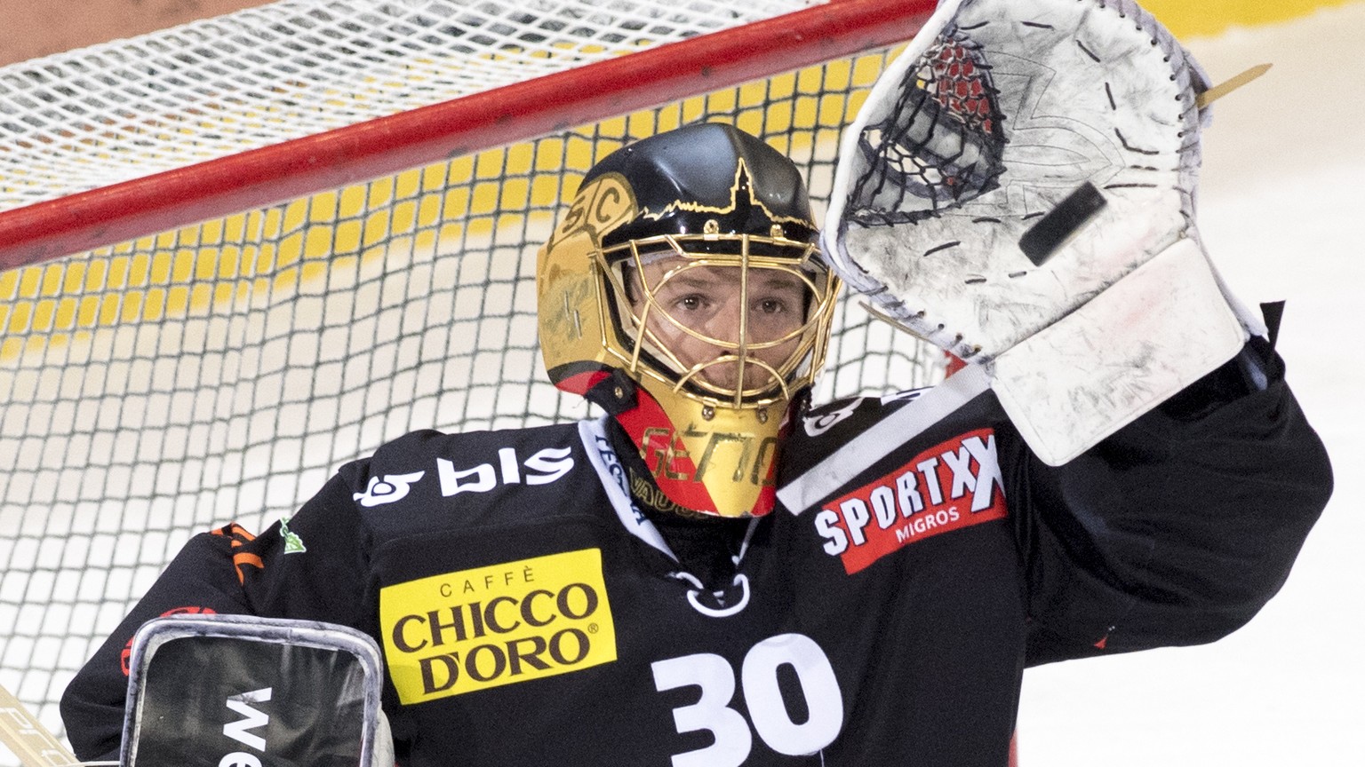 SC Bern Torhueter Leonardo Genoni, in Aktion, im ersten Eishockey Playoff-Finalspiel der National League A zwischen dem SC Bern und dem EV Zug, am Donnerstag, 6. April 2017, in der PostFinance Arena i ...