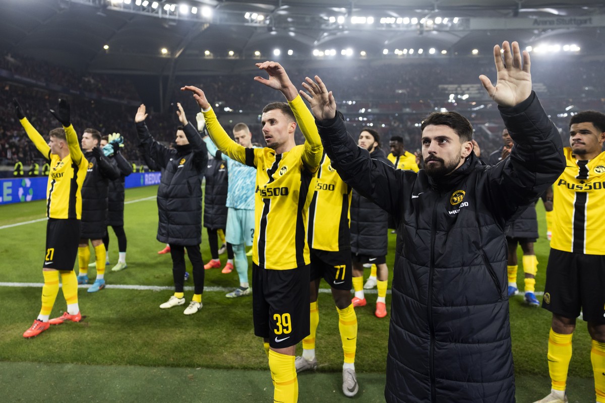 Kastriot Imeri (YB), front right, Darian Males (YB), center, and their teammates are disappointed after the Uefa Champions League soccer match between Germany's VfB Stuttgart and Switzerland' ...