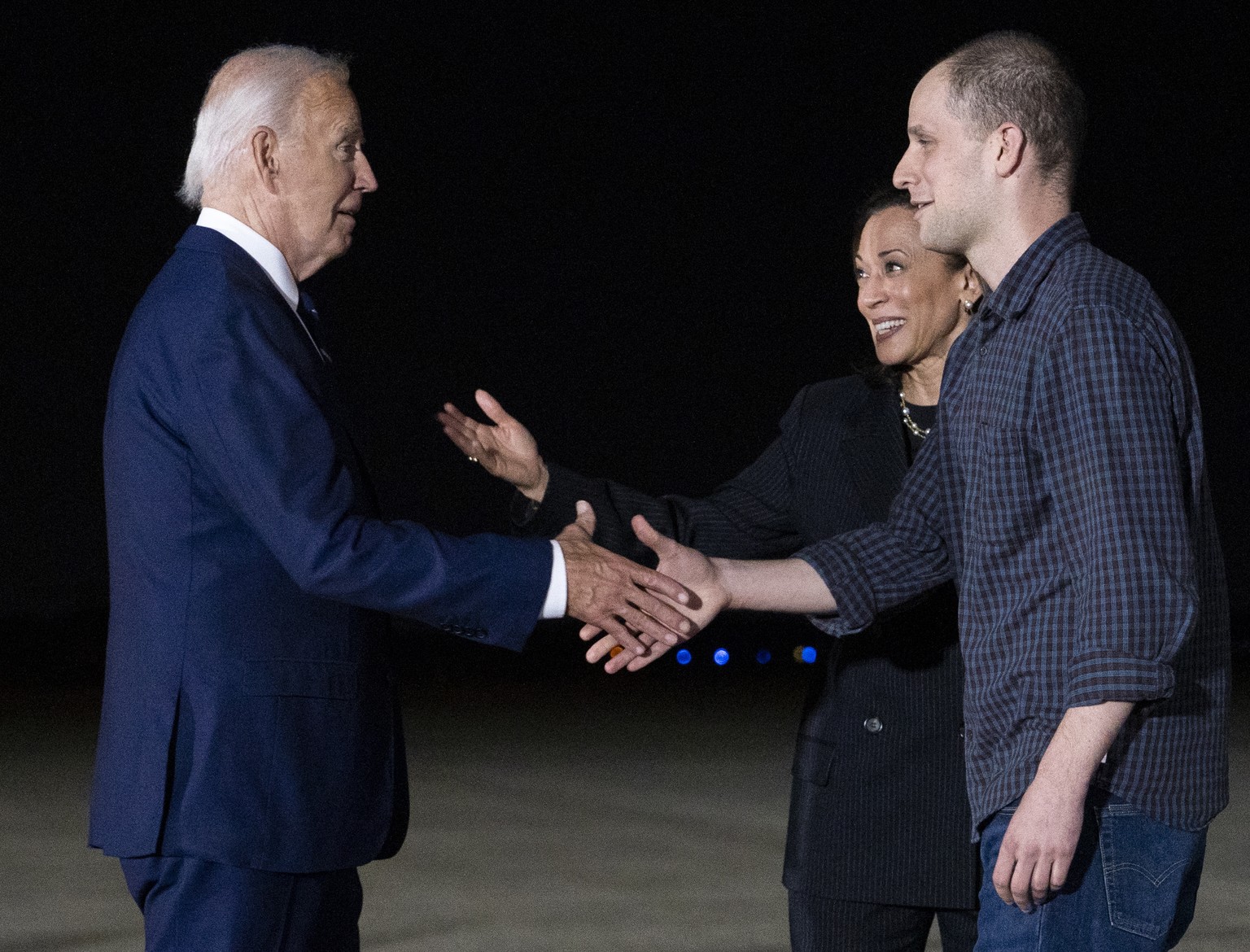 epa11517617 US President Joe Biden (L) and Vice President Kamala Harris (2-R), greet reporter Evan Gershkovich (R) during his arrival in the US after a prisoners swap between Russia, the US and five o ...