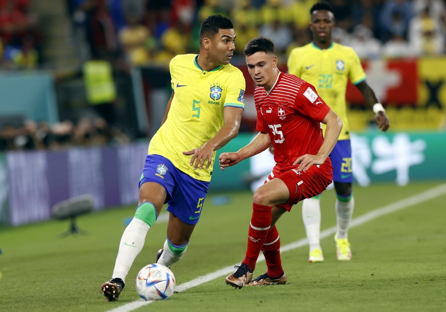 epa10334715 Casemiro (L) of Brazil in action against Fabian Rieder of Switzerland during the FIFA World Cup 2022 group G soccer match between Brazil and Switzerland at Stadium 947 in Doha, Qatar, 28 N ...