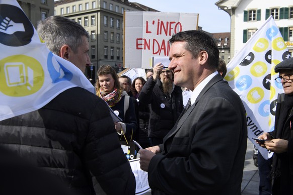 Staenderat Christian Levrat, SP-FR, spricht mit SDA Journalisten wahrend eine SDA-Aktion vor dem Fruehlingssession zum Parlament, am Montag, 5. Maerz 2018 auf dem Bundesplatz in Bern. (KEYSTONE/Anthon ...