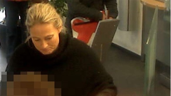Carla Schauer am Bankomat in Rupperswil: Die 48-Jährige hebt am Morgen des 21. Dezembers mehr als 10'000 Franken ab.