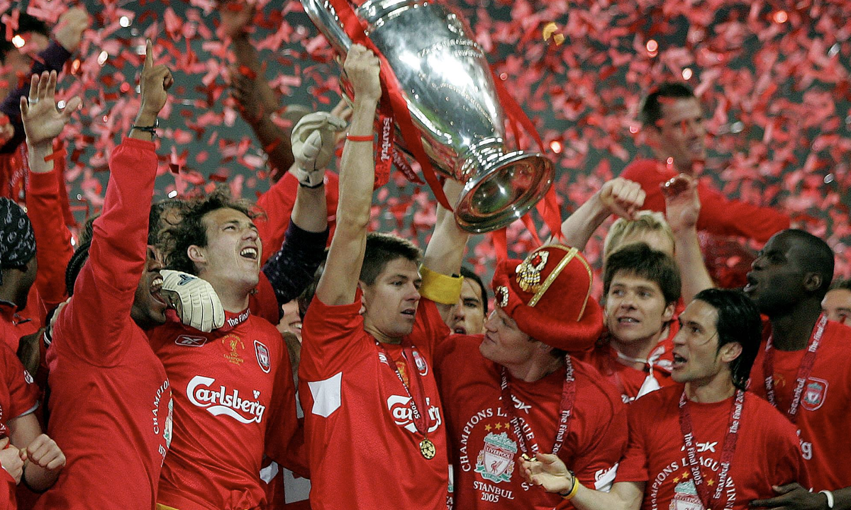 Steven Gerrard präsentiert stolz die Trophäe, daneben v. re.: Djimi Traore, Luis Garcia, Xabi Alonso, John Arne Riise und Josemi (alle Liverpool) Fußball EC 1 Herren Champions League 2004 2005, Finale ...