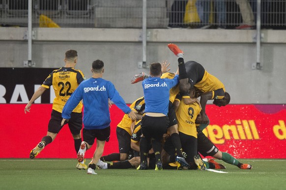 Schaffhausens Spieler jubeln ueber den Treffer zum 2-2, beim Fussball 1/16 Final Cupspiel FC Schaffhausen gegen BSC Young Boys, am Samstag, 15. September 2018, in Schaffhausen. (KEYSTONE/Melanie Duche ...