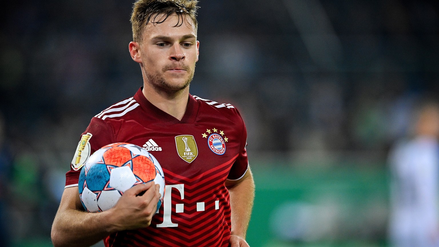 epa09549816 Bayern&#039;s Joshua Kimmich reacts during the German DFB Cup second round soccer match between Borussia Moenchengladbach and FC Bayern Muenchen at Borussia-Park in Moenchengladbach, Germa ...