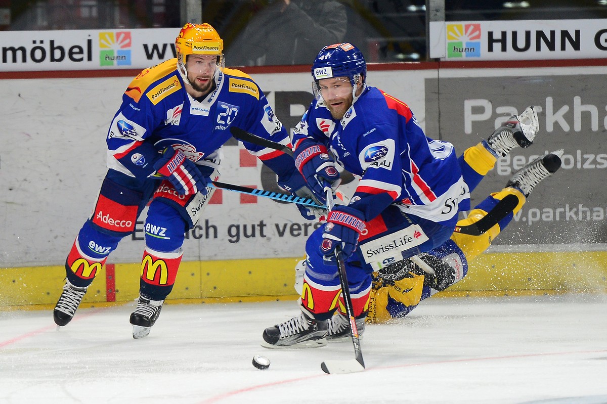 Robert Nilsson, ZSC, und Patrick Thoresen, ZSC, im Swiss Ice Hockey Meisterschaftsspiel zwischen dem ZSC Lions und dem HC Davos am Sonntag, 11. Dezember 2016 im Hallenstadion Zuerich. (KEYSTONE/Maria  ...