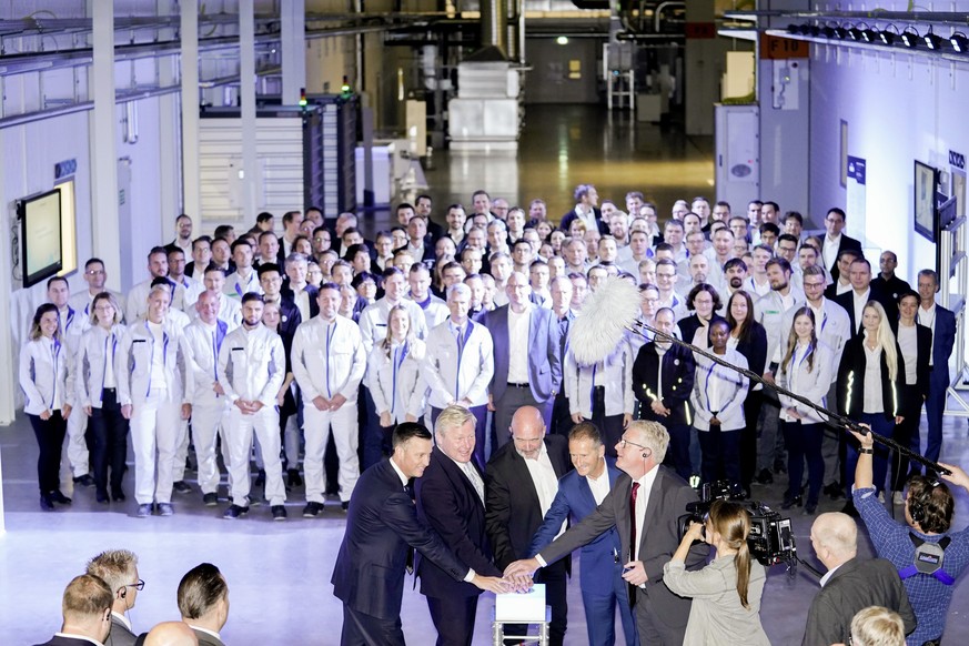 Politiker und VW-Manager posieren während der Eröffnung. 