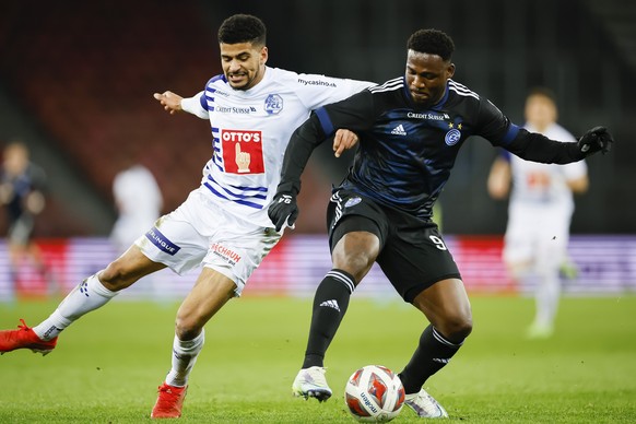 Grasshoppers Brayan Riascos, rechts, gegen FC Luzerns Mohamed Draeger beim Fussballspiel der Super League zwischen dem Grasshopper Club Zuerich und dem FC Luzern im Letzigrund Stadion, am Samstag, 9.  ...