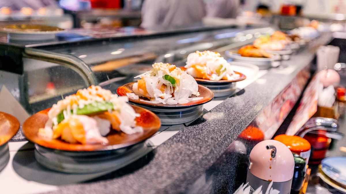 Sushi Fliessband in einem Restaurant