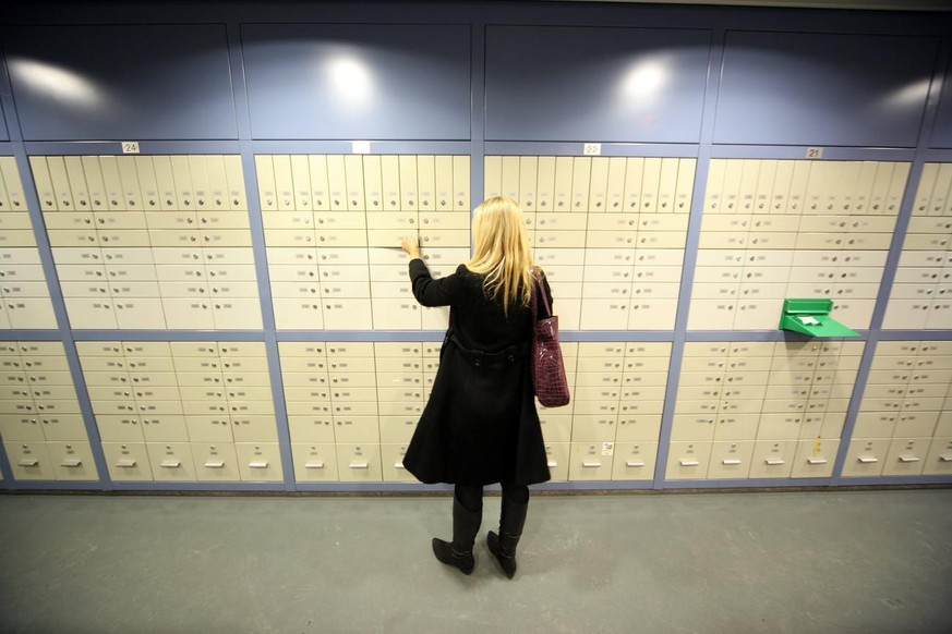 post, postfach, postfächer, briefkasten, briefe, frau vor briefkasten, keystone