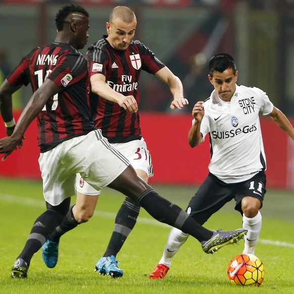 Atalantas Maxi Moralez, right, challenges for the ball with AC Milan&#039;s Mbaye Niang, left, and AC Milans Luca Antonelli during a Serie A soccer match at the San Siro stadium in Milan, Italy, Sat ...