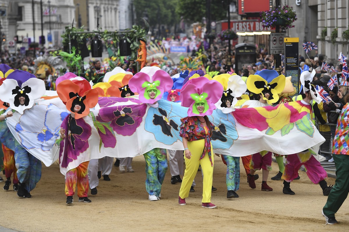 epa09997516 Performers in costumes parade during the Platinum Pageant celebrating the Platinum Jubilee of Britain's Queen Elizabeth II in London, Britain, 05 June 2022. The Pageant is the final e ...