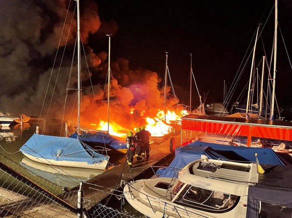 Grossbrand zerstört im Segelhafen von Lachen SZ zehn Schiffe