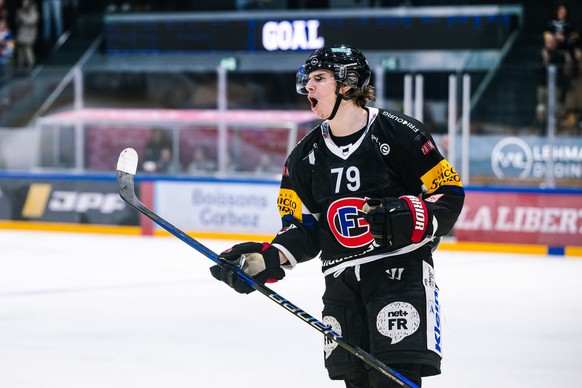 L?attaquant fribourgeois Kevin Etter celebre son goal 2-2, lors du match du championnat suisse de hockey sur glace de National League entre le HC Fribourg-Gotteron, HCFG, et le SC Bern, SCB, ce lundi  ...