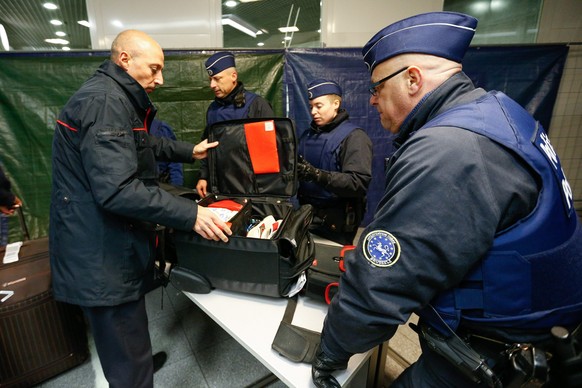 Gepäckkontrolle an der Station Midi: Bis Montag gilt die maximale Terrorwarnstufe in der belgischen Hauptstadt.