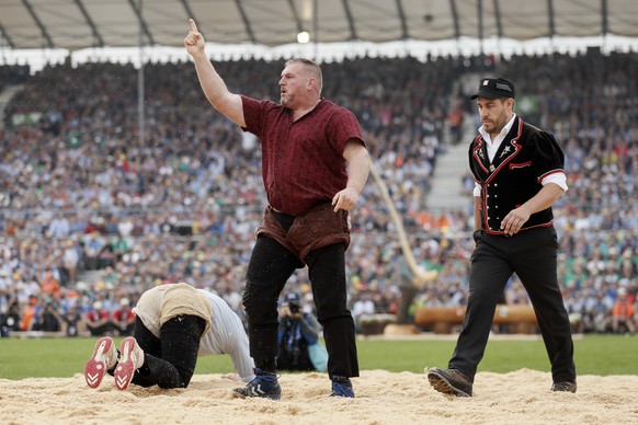 Christian Stucki, Mitte, jubelt neben Pirmin Reichmuth im 1. Gang am Eidgenoessischen Schwing- und Aelplerfest (ESAF) in Zug, am Samstag, 24. August 2019. (KEYSTONE/Alexandra Wey)