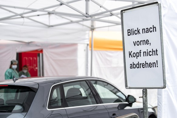 Das Testcenter &quot;Drive-In&quot; des Kantons Luzern zur Abklaerung auf COVID-19, auf der Luzerner Allmend, fotografiert am Donnerstag, 26. Maerz 2020. Die zu testenden Personen fahren mit dem Auto  ...