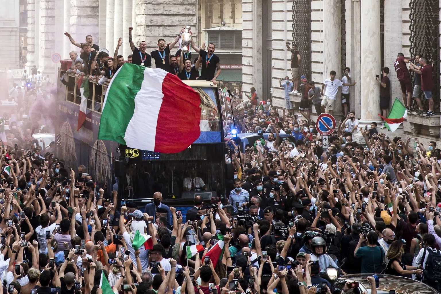 epa09340812 The Italian national football team in an open-top coach in via del Corso as fans celebrate after they returned from London after winning the UEFA EURO 2020 championship, Rome, Italy, 12 Ju ...