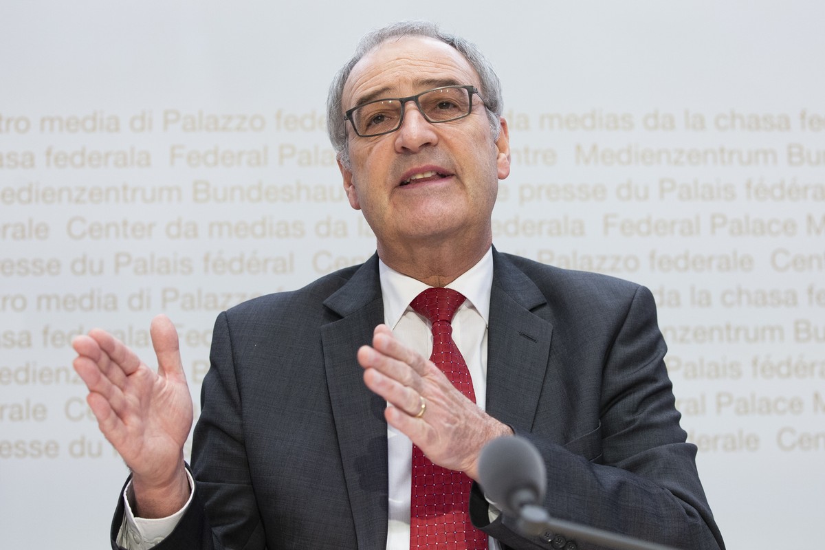Bundesrat Guy Parmelin spricht waehrend einer Medienkonferenz des Bundesrates ueber die Situation des Coronavirus, am Freitag, 27. Maerz 2020 in Bern. (KEYSTONE/Peter Klaunzer)