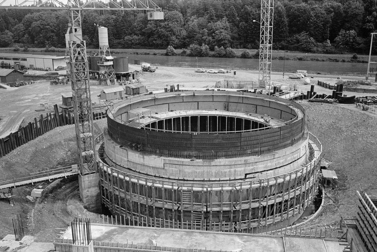 ZUM 50. JAHRESTAG DES BAUBEGINNS DES AKW BEZNAU AM SONNTAG, 6. SEPTEMBER 2015 STELLEN WIR IHNEN FOLGENDES BILDMATERIAL ZUR VERFUEGUNG - Der 'Panzer' fuer den Reaktor des ersten schweizerisch ...