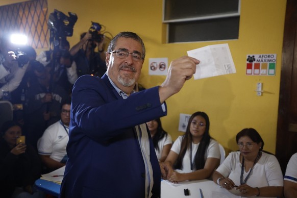 epa10810470 The progressive academic Bernardo Arevalo de Leon (C), of the Semilla Movement, votes during the second round of the presidential elections, in Guatemala City, Guatemala, 20 August 2023. T ...