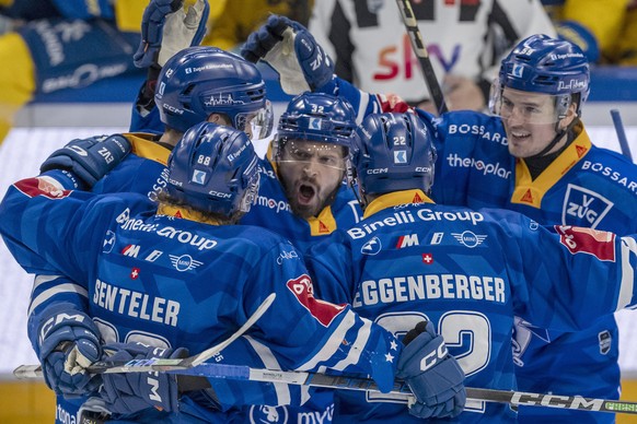 Die Zuger mit Lukas Bengtsson, mitte, feiern das Tor zum 3:0 beim Eishockey Qualifikationsspiel der National League zwischen dem EV Zug und dem HC Davos am Samstag, 4. Januar 2025 in Zug. (KEYSTONE/Ur ...