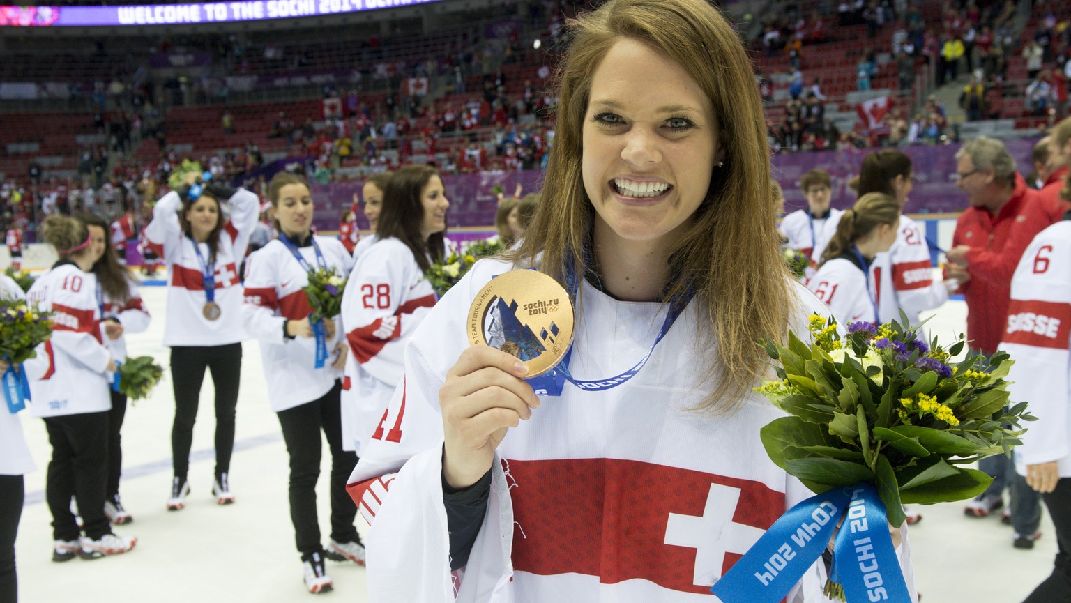 Die wohl berühmteste Schweizer Eishockey-Spielerin: Torhüterin Florence Schelling mit der Bronzemedaille von den Olympischen Spielen 2014 in Sotschi.