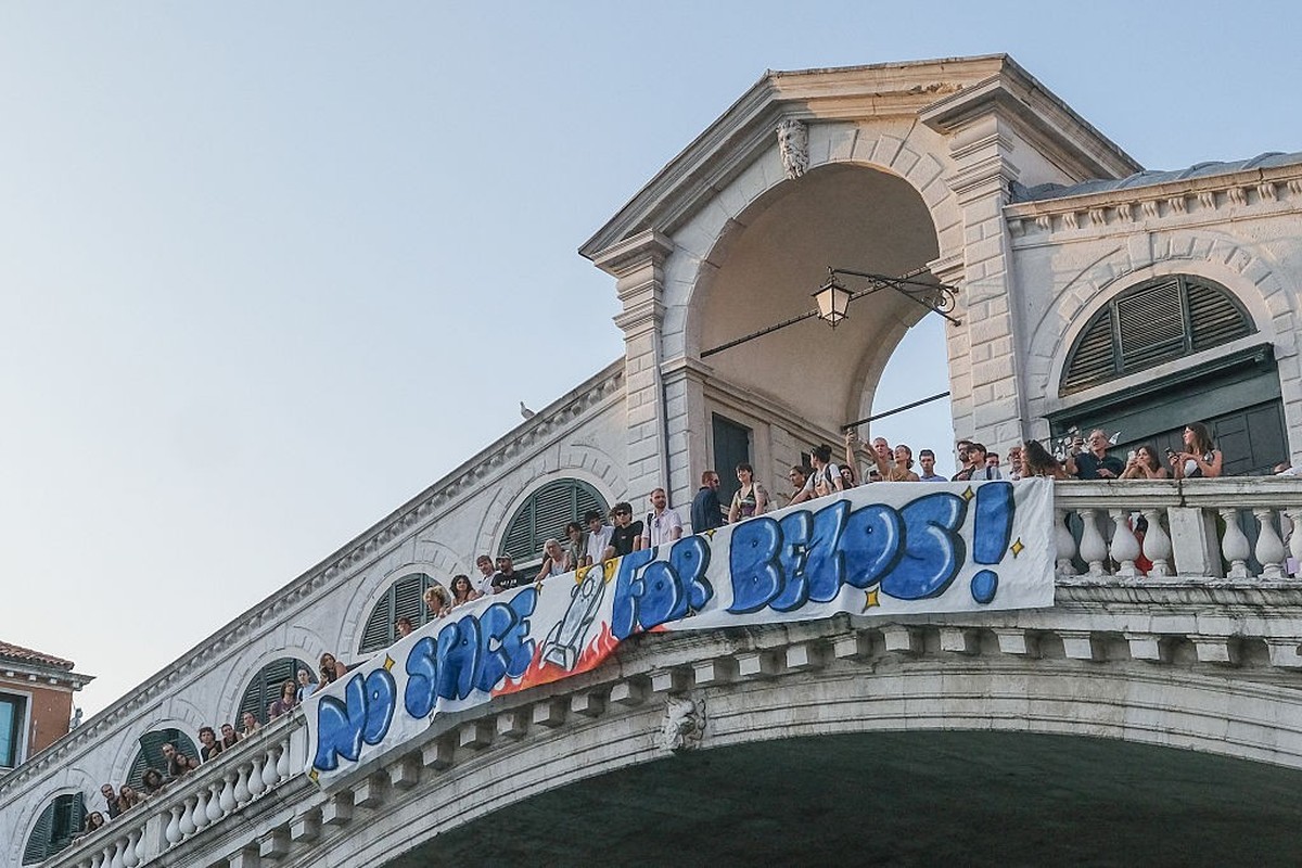 VENICE, ITALY - JUNE 13: Activists of “No Space For Bezos” displayed a banner on the Rialto Bridge to protest the wedding to be held in Venice from 26 to 28 June 2025 on June 13, 2025 in Venice, Italy ...