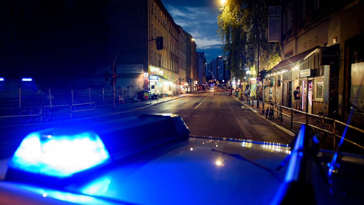 14.06.2019, Berlin: Das Blaulicht eines Polizeifahrzeugs leuchtet vor einer leeren Straße an der Grenze der beiden Berliner Bezirke Kreuzberg und Mitte. Wegen der Entschärfung einer Fliegerbombe aus d ...