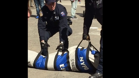 Die New Yorker Polizei im Einsatz mit dem Body Bag, im Fachjargon «Mesh Restraining Device».