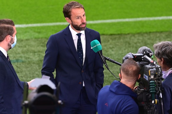 epa09293746 England manager Gareth Southgate (C) speaks to the media prior to the UEFA EURO 2020 group D preliminary round soccer match between the Czech Republic and England in London, Britain, 22 Ju ...