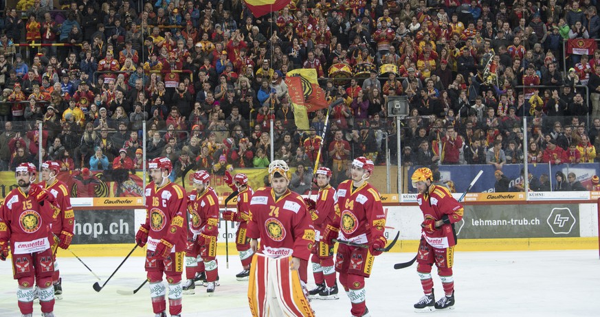 Fans und Spieler der SCL Tigers sind enttaeuscht nach dem Eishockeyspiel der Nationalleague A SCL Tigers gegen EHC Kloten aufgenommen am Samstag, 12. November 2016, in der Ilfishalle in Langnau. (KEYS ...