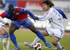 Caicedo in einem Zweikampf mit GC-Salatic im&nbsp;Herbst 2007.