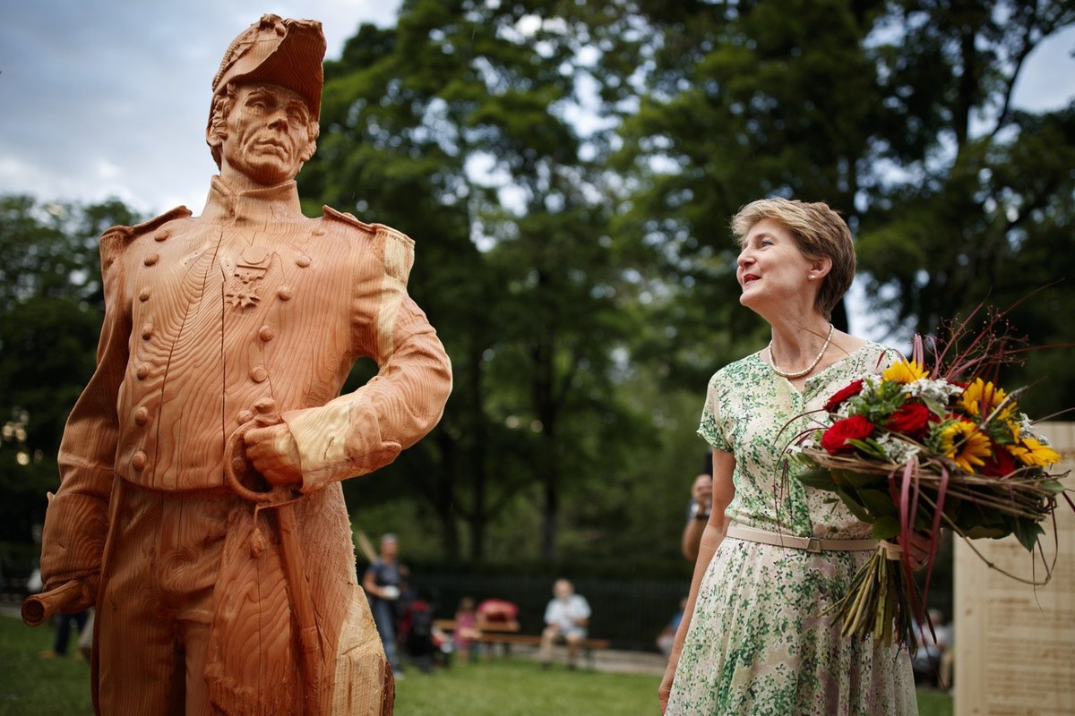 La Conseillere Federale Simonetta Sommaruga pose aux cotes d'une statue en bois "Woodvetia" du General Guillaume Henri Dufour lors de la fete nationale du Val-de-Travers ce lundi 31 jui ...