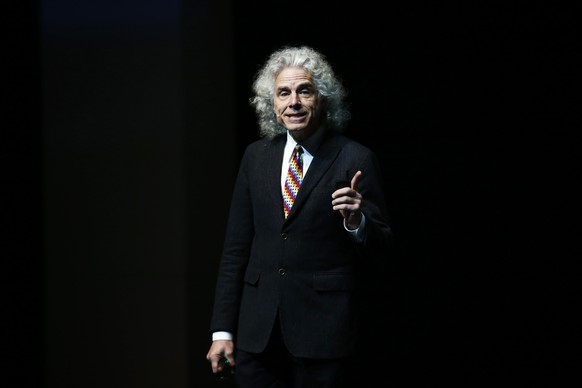 epa06336122 Professor Steven Pinker of Harvard College gives the speech &#039;Beyond Violence&#039; on the first day of the City of Ideas festival held in the city of Puebla, Mexico, 17 November 2017. ...