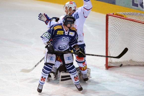 Ambris Patrick Sidler neben dem jubelnden Zürcher Ryan Keller beim 0-1 für den ZSC.