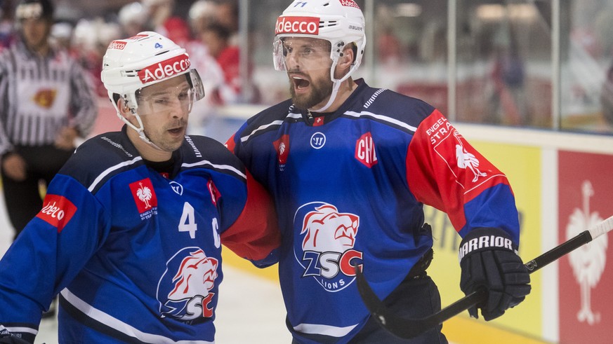 Zuerichs Fredrik Pettersson, rechts, jubelt mit Patrick Geering nach seinem 1:0 Tor am Eishockey Spiel der Champions Hockey League, ZSC Lions gegen KAC Klagenfurt, aufgenommen am Mittwoch, 11. Oktober ...