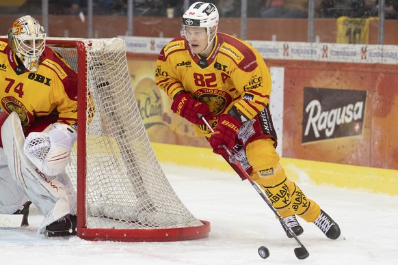 Harri Pesonen, rechts, im Qualifikations - Spiel der National League zwischen dem SC Bern und den SCL Tigers, am Freitag 25. Februar 2022 in der Postfinance Arena in Bern. (KEYSTONE /Marcel Bieri)