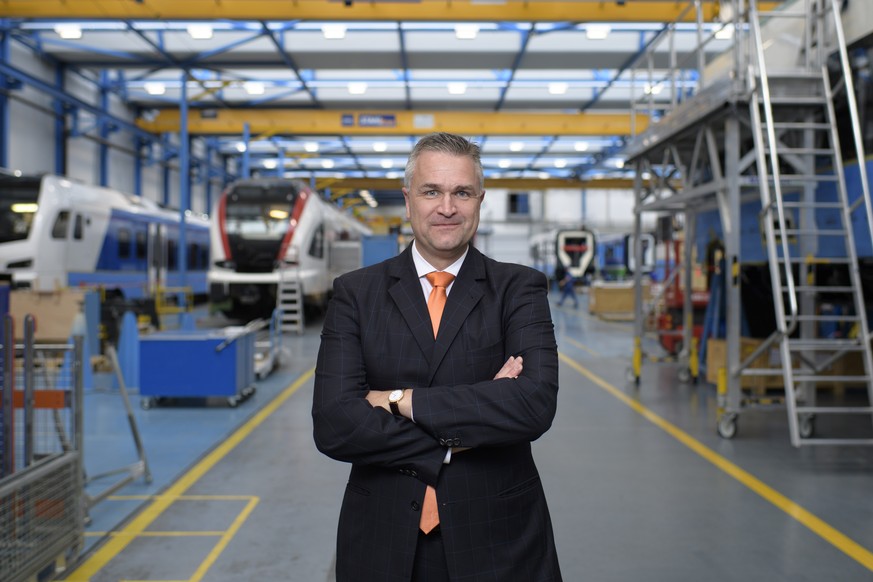 Thomas Ahlburg, CEO von Stadler Rail, in der Produktionshalle in Bussnang TG. 
