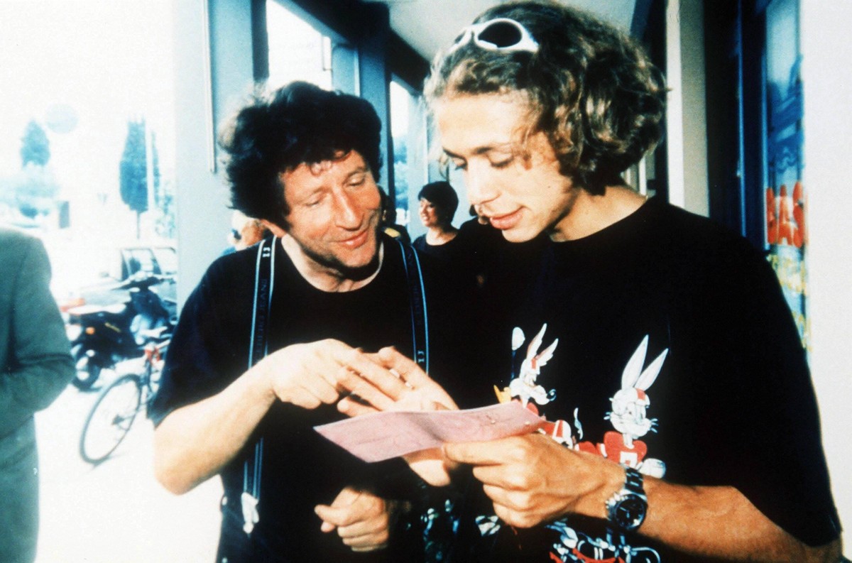 Pesaro 07/1997, Valentino Rossi tenant dans ses mains son permis de conduire avec son pere Graziano Rossi. !AUFNAHMEDATUM GESCH�TZT! PUBLICATIONxINxGERxSUIxAUTxHUNxONLY FARA05372

Pesaro 07 1997 Val ...