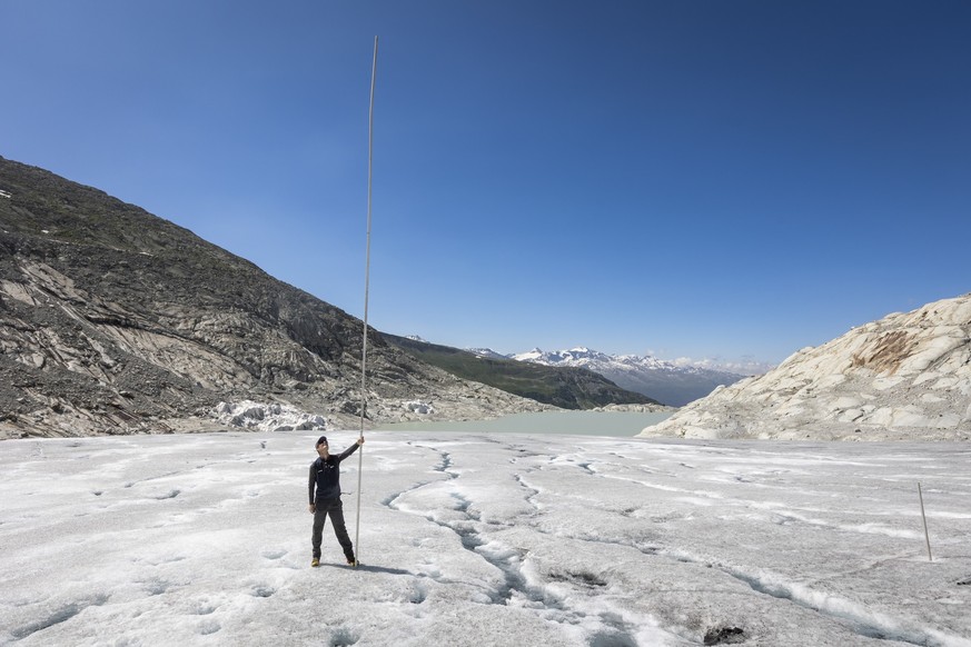 EINMALIGER GEBRAUCH:
POW, Protect Our Winters Switzerland, Kampagnenstart 1400 reasons to act. Rohnegletscher. Mit Glaziologen Matthias Huss und Nicholas Bornstein von POW. Foto: Bernard van Dierendon ...