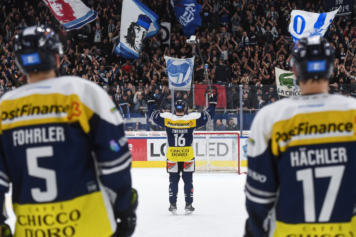 Ambri's player Dominic Zwerger, center, celebrates the victory after the match of National League 2021/22 between HC Ambri Piotta and HC Ajoie at the ice stadium Gottardo Arena, Switzerland, Tues ...