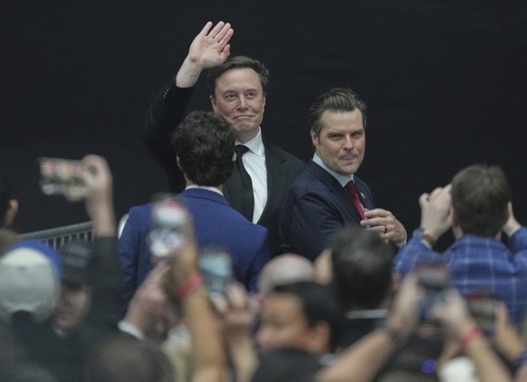 &lt;p&gt;Elon Musk nimmt auch an der Gedenkveranstaltung, zusammen mit Matt Gaetz, der von Donald Trump kurz für sein Kabinet in Betracht gezogen wurde.&lt;/p&gt;