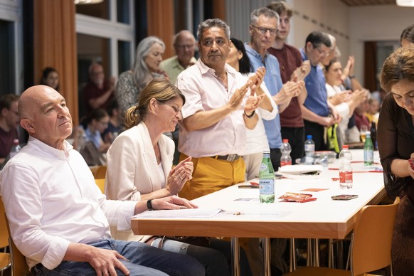 Daniel Jositsch (links) bekommt zum Teil Standing Ovations nach seiner Nichtwahl durch die SP waehrend der ausserordentlichen Delegiertenversammlung der SP Kanton Zuerich ueber die Nomination fuer die ...